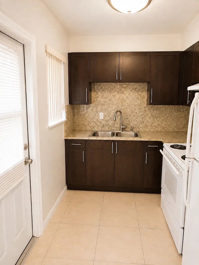 3609 POLK ST — Photo 2