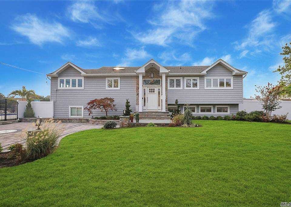 1st image of 174 Secatogue Ln W