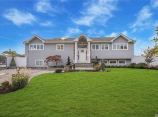 174 Secatogue Ln W, West Islip, NY