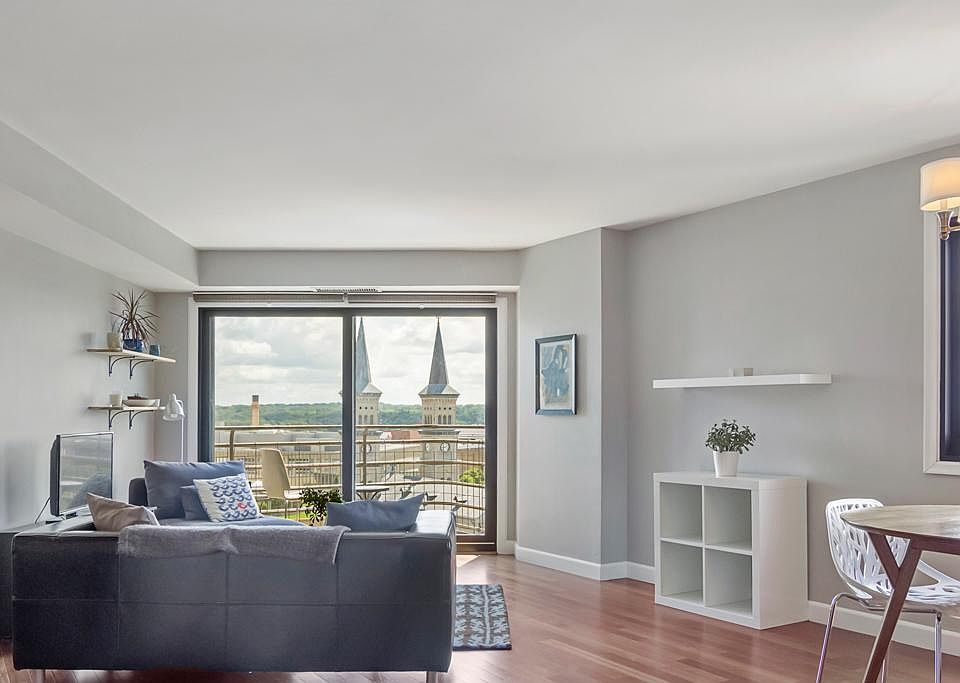 1st image of 26 10th St W Unit 1301