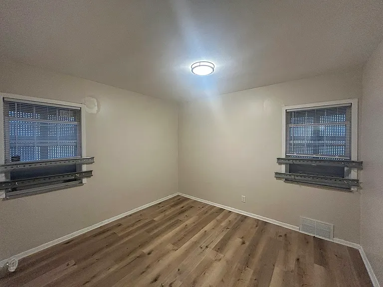 5070 Lafontaine St — Photo 12