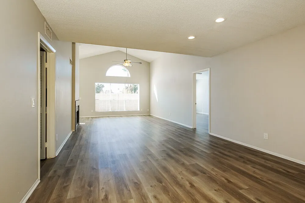 3 bed, 2.0 bath, 1656 sqft, $2,405 — Photo 4