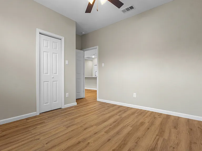 913 W Sherman St — Photo 11