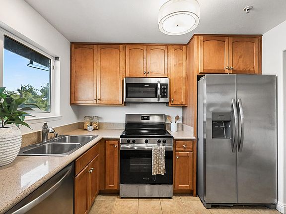 5th image of 225 Burt Street #31