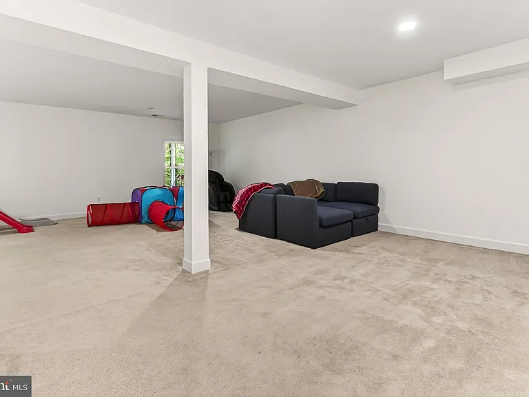 8901 Hargrove Ct — Photo 37