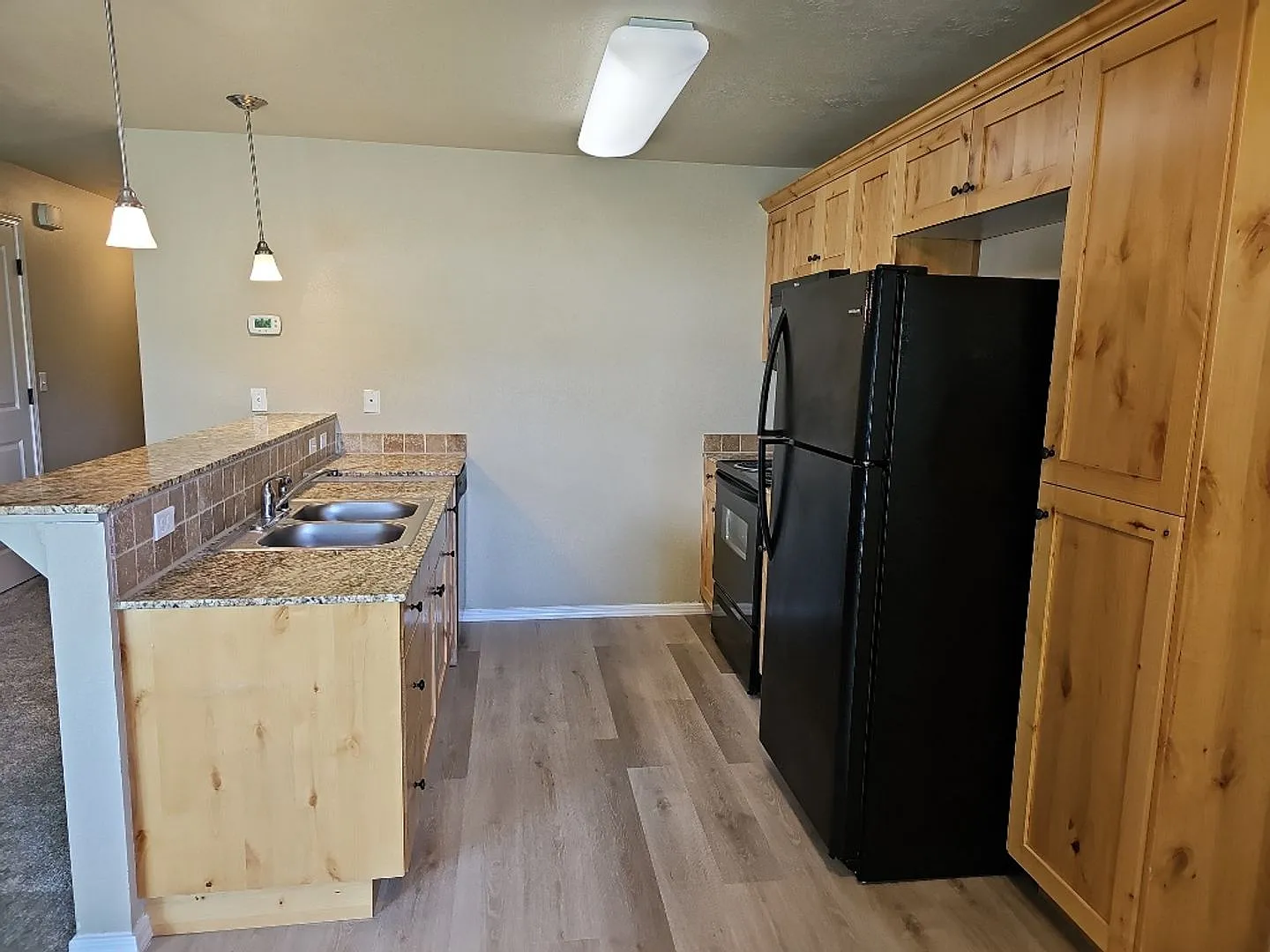1521 W Alexandra — Photo 2