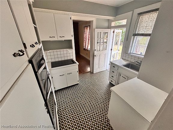 5th image of 703 Honolulu Dr