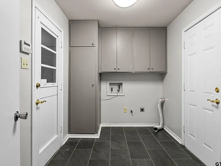 3200 Decharles St — Photo 32