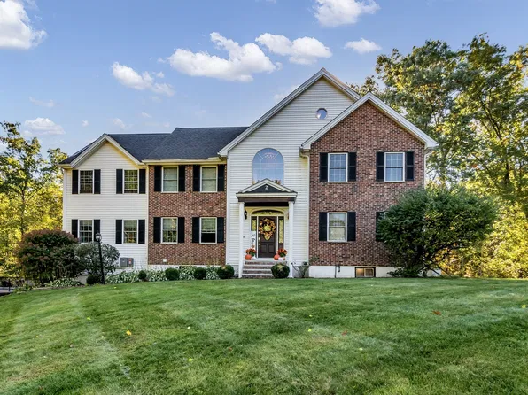 2 Hitching Post Ln, Methuen, MA 01844