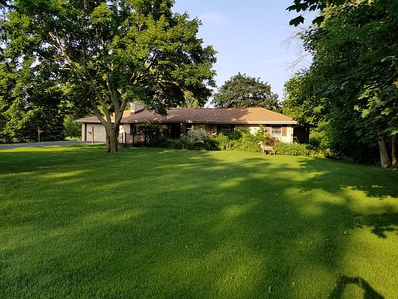 Nice open front yard 