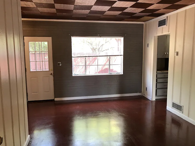 1343 E 9th St — Photo 10