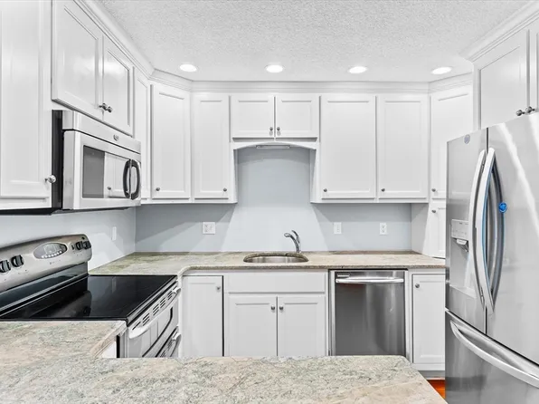 666 Main St APT Lv2, Winchester, MA 01890