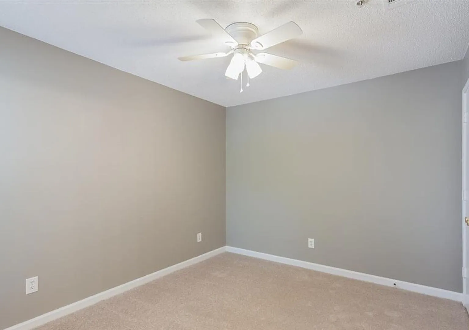 4 Bed 4 Bath Condo Available for Late July Move in! Washer/Dryer Included! Parking included! — Photo 3