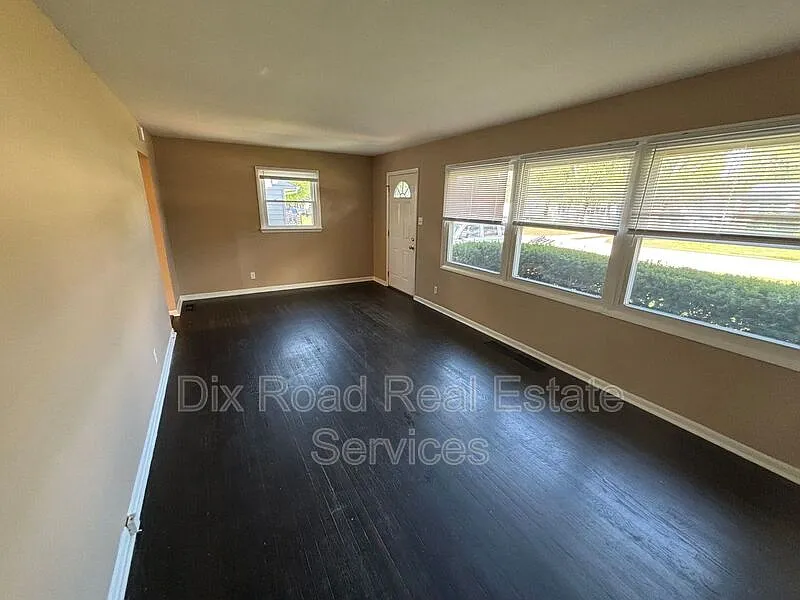 3 bed, 1.0 bath, 1040 sqft, $1,625 — Photo 2