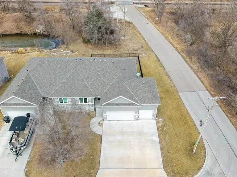 2602 Fountain Cir — Photo 3
