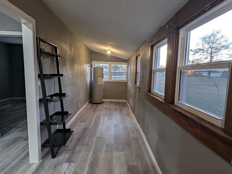 410 E 6th St — Photo 6