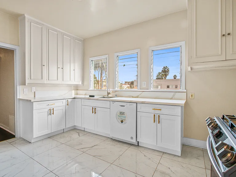 1460 S Holt Ave — Photo 30