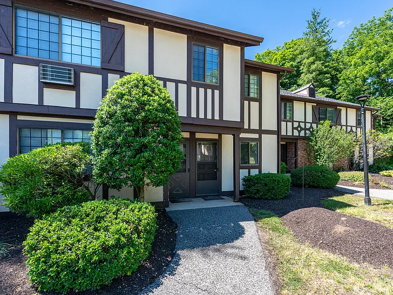 11 Eden Ct #11 — Photo 3
