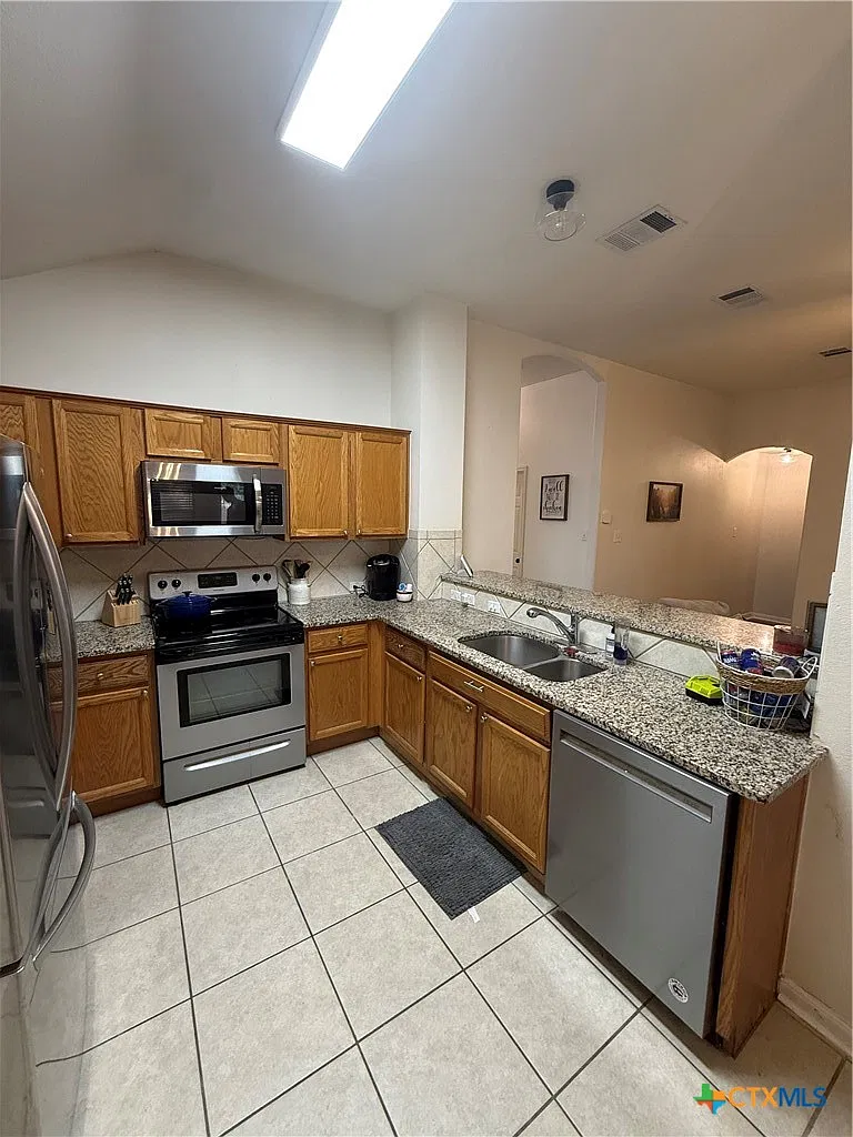 3 bed, 2.0 bath, 1353 sqft, $1,950 — Photo 3