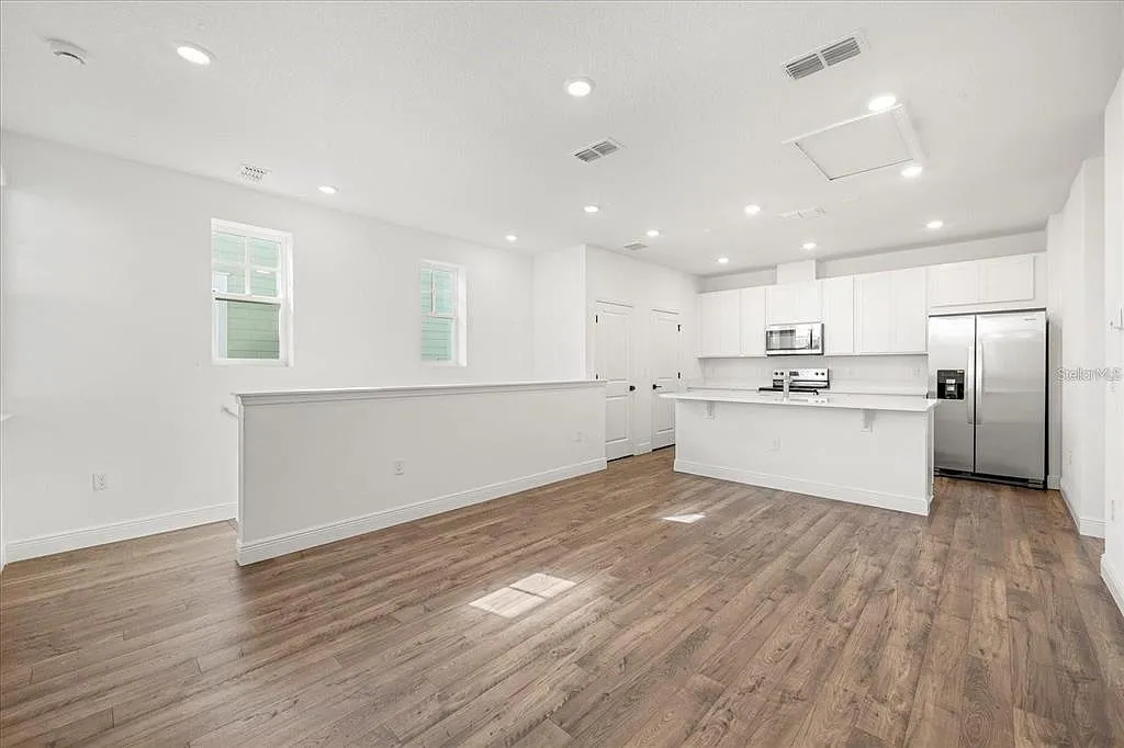 1 bed, 1.0 bath, 734 sqft, $1,800 — Photo 4