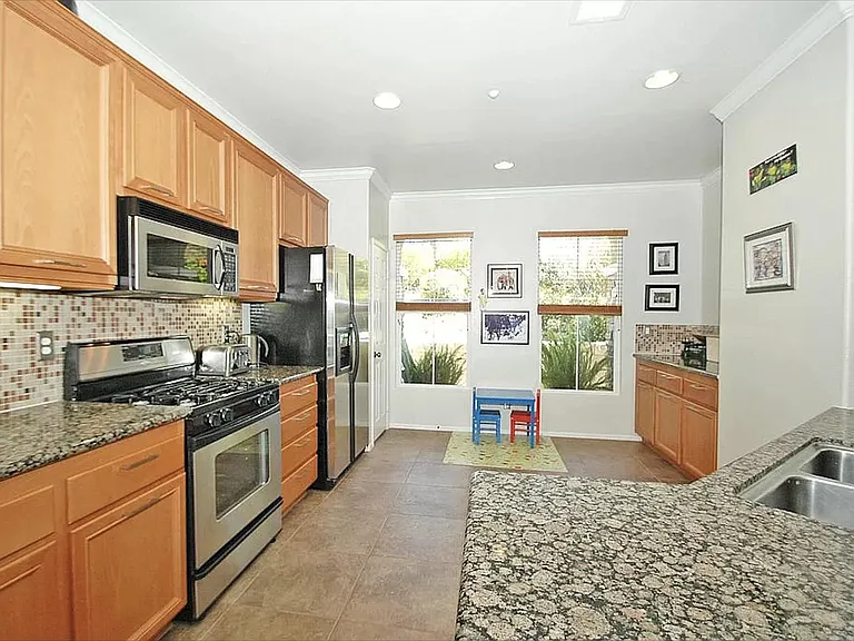 1146 Goddard St — Photo 14