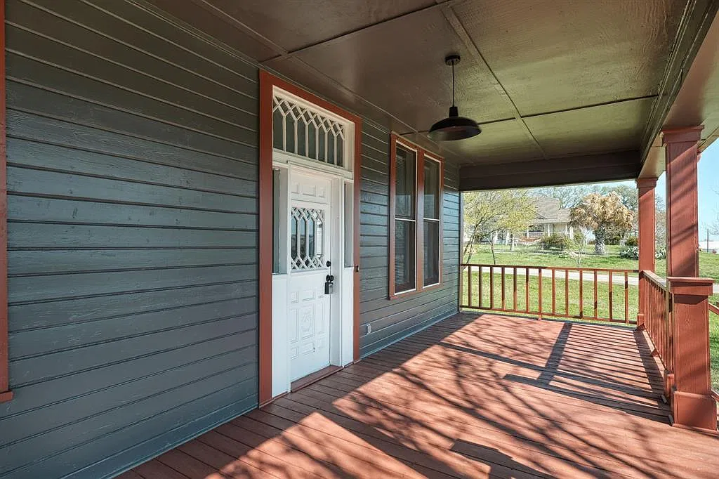3 bed, 2.0 bath, 2294 sqft, $2,000 — Photo 2