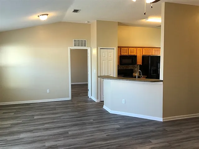 4 bed, 2.0 bath, 1600 sqft, $2,090 — Photo 4