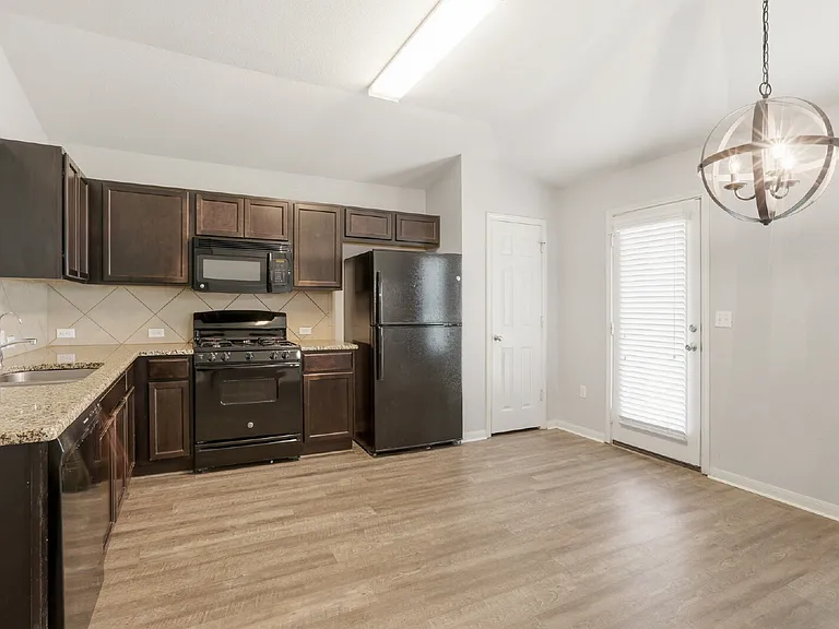 351 Musgrav — Photo 8