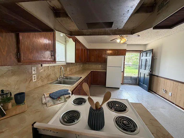 278 Kelly Ln — Photo 2