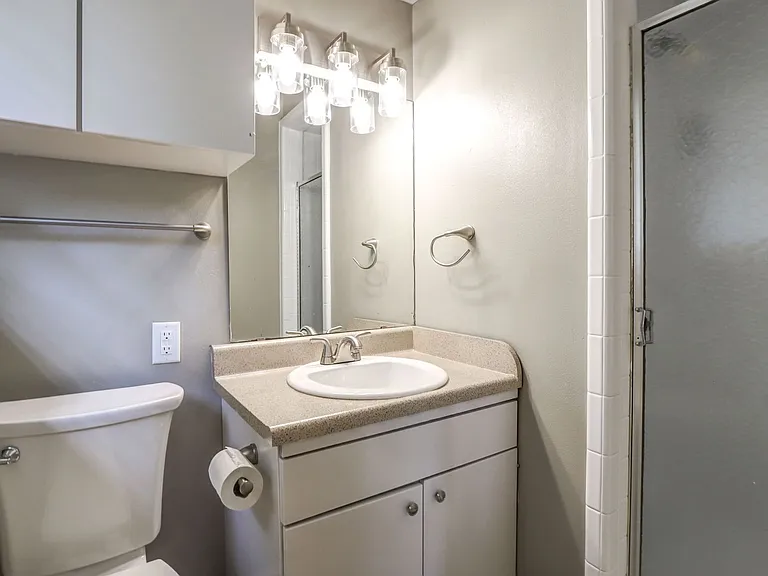 104 San Saba Ln — Photo 10
