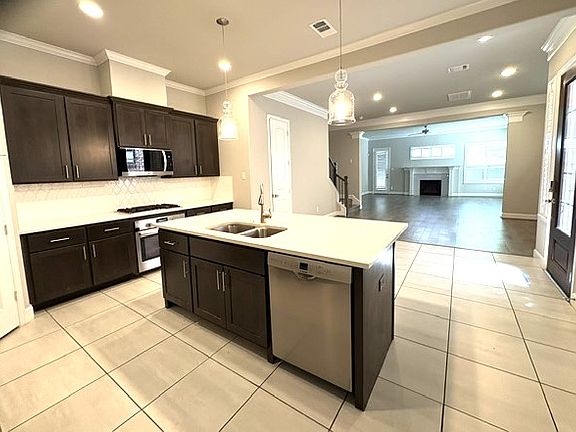 4th image of 5018 Dickson St