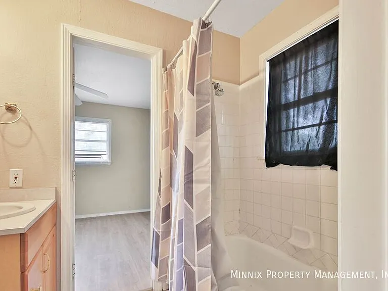 2810 42nd St — Photo 36