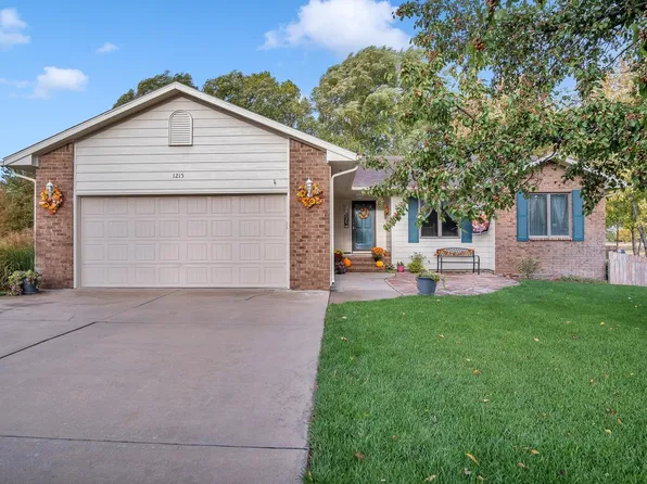 1215 Grandview Ct, Newton, KS 67114