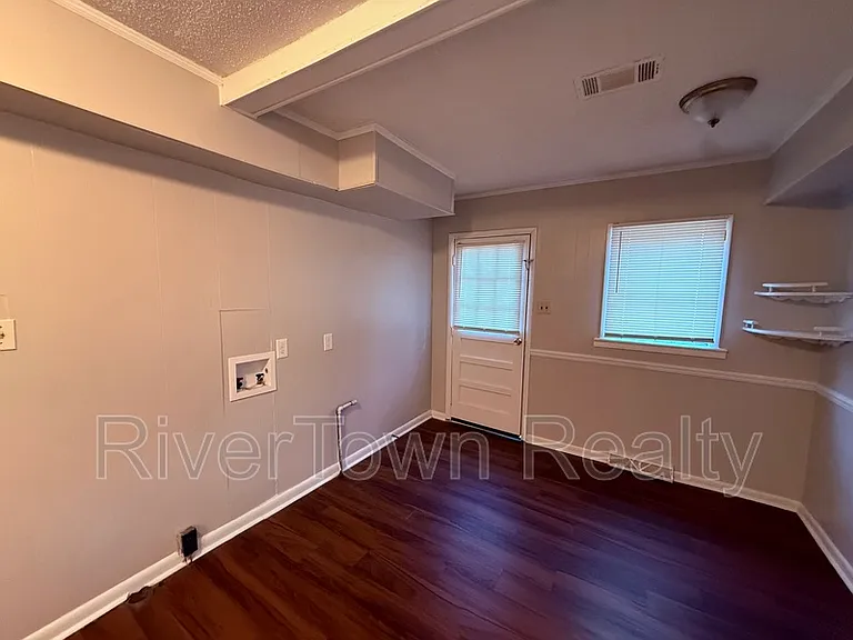 1454 Delano Ave — Photo 5