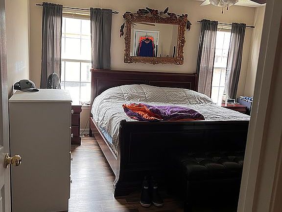 Master with 2 walk-in closet