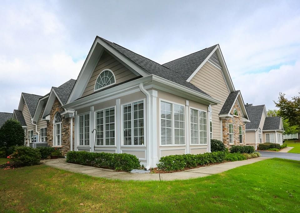 1st image of 2206 Village Ln