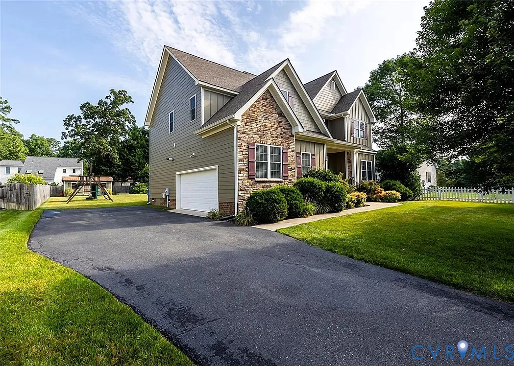 4 bed, 2.5 bath, 2945 sqft, $4,200 — Photo 2