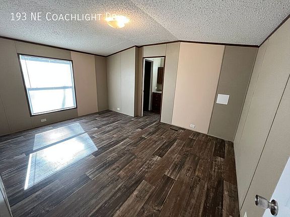 5th image of 193 NE Coachlight Dr