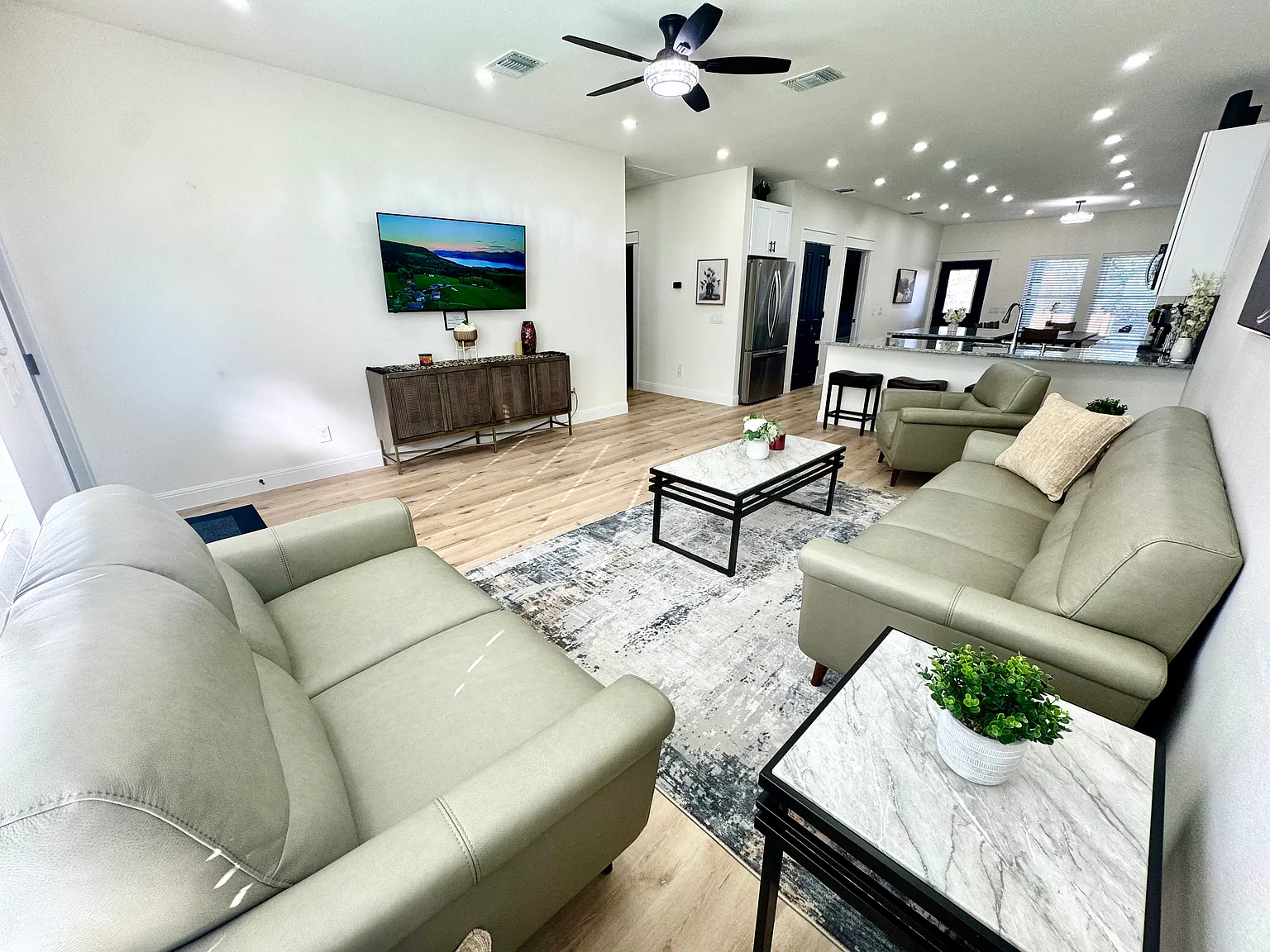 3 bed, 2.5 bath, 1600 sqft, $3,450 — Photo 2