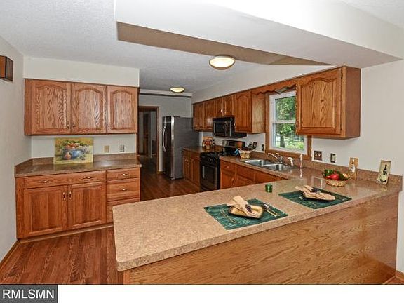 3rd image of 3043 Chippewa Ct N