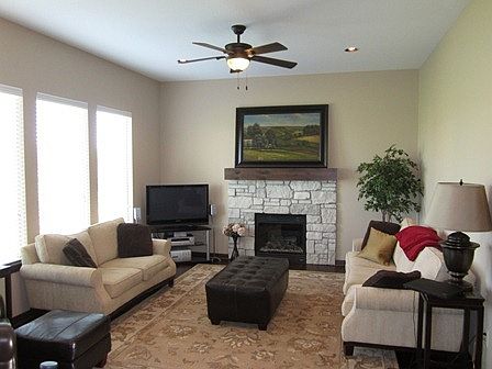 3rd image of 826 W Threewood Ct