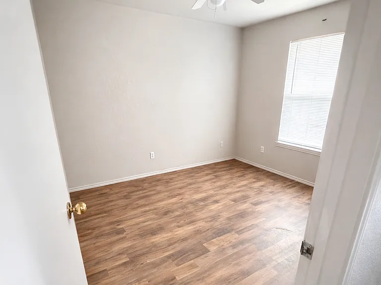 5705 Greengate Dr — Photo 5