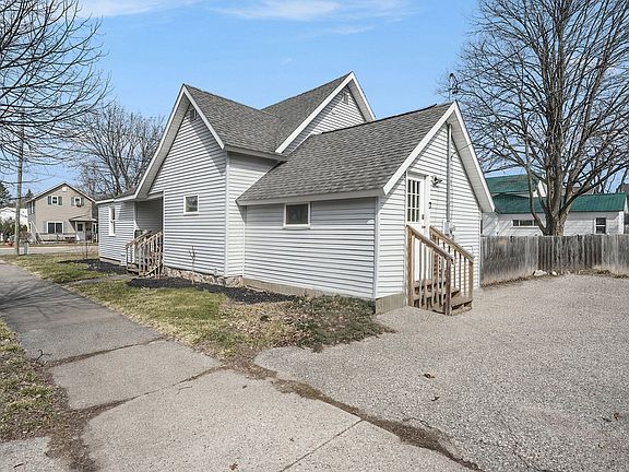 4th image of 427 Woodward Ave