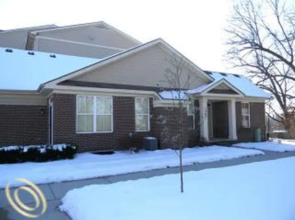 1365 Hillcrest Dr #1, Waterford, MI 48327