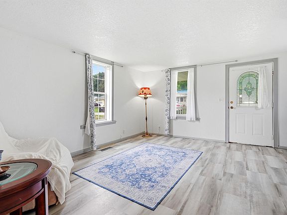 4th image of 223 N Maple St