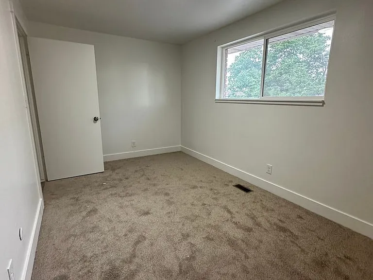 1076 S Virginia Cir — Photo 17