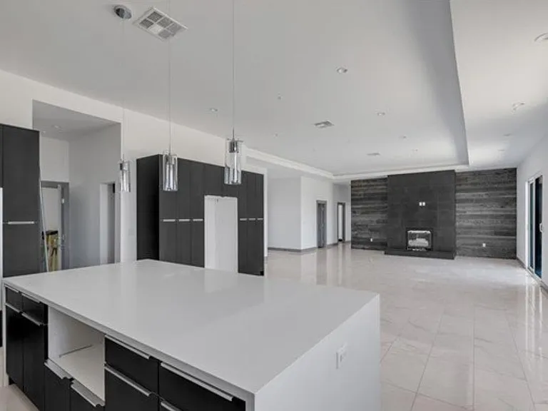 Manzanita Dr — Photo 3