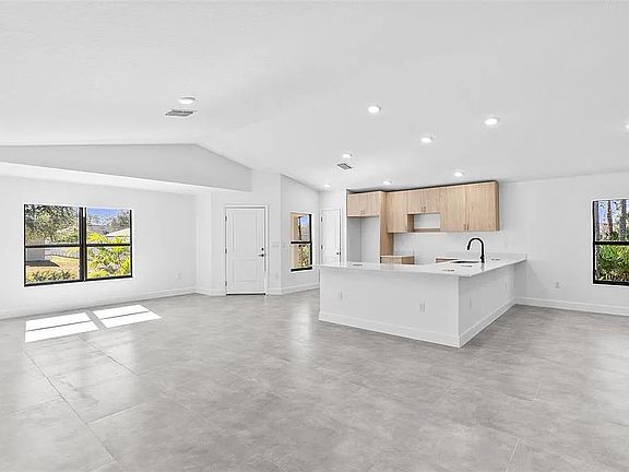 4th image of 1660 Lizette St SE #1660