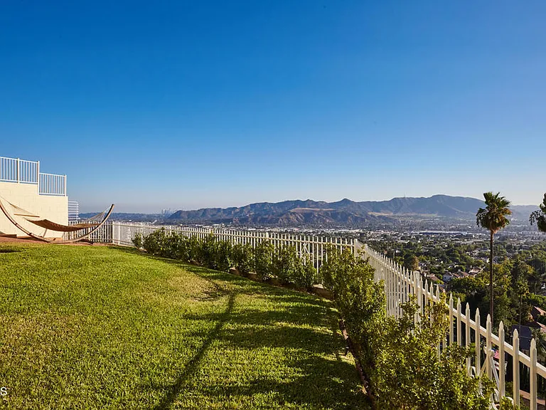 1234 E Tujunga Ave — Photo 55