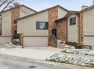 16 Clubside Dr, Willowbrook, IL 60527